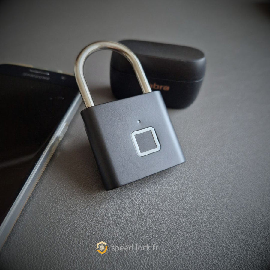Cadenas biométrique posé sur un sous-main gris sombre en toute sobriété