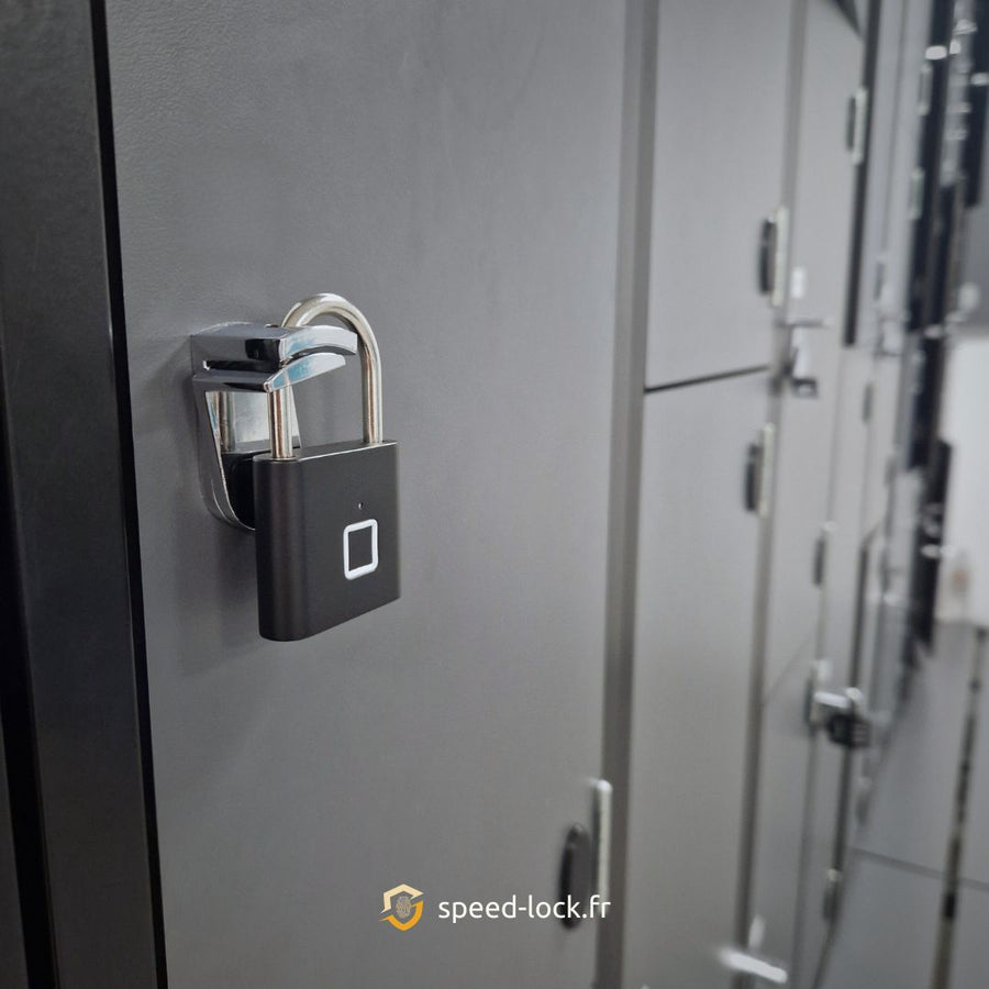 Le cadenas accroché sur un casier de fitness qui reste discret et réactif